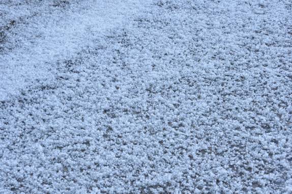 Granizo na estrada do Parque Cotopaxi, no Equador
